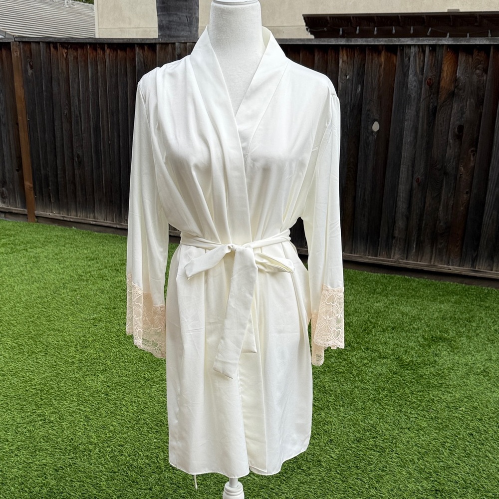 Elegant White Lace Trim Robe